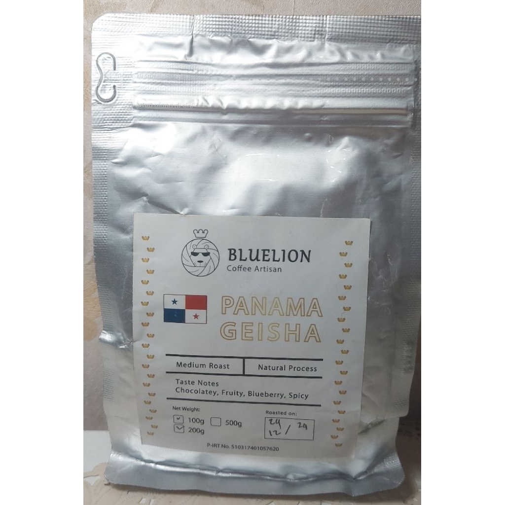

PANAMA GEISHA, BLUELION COFFEE ARTISAN, MEDIUM ROAST, NATURAL PROCESS, TASTE NOTES CHOCOLATEY, FRUITY, BLUEBERRY, SPICY, 100g, ROASTED ON 29-12-24, HARGA BISA NEGO CHAT DULU AJA