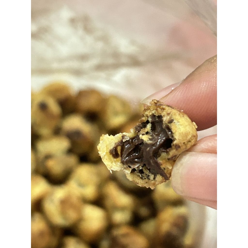 

KUE SOES COKLAT kemasan 250gram (kue kering isi coklat)