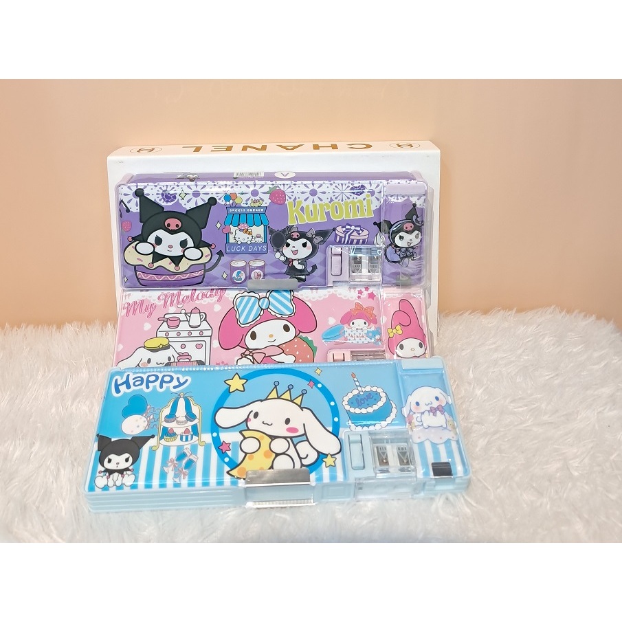

TEMPAT PENSIL KARAKTER SANRIO + RAUTAN/ KOTAK PENSIL MOTIF SANRIO SLO-8200 - KOTAK PENSIL ANAK
