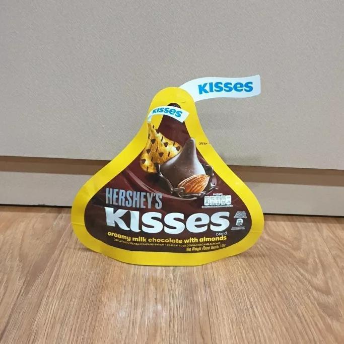 

coklat hershey's kisses milk chocolate with almond 8pcs 36gr