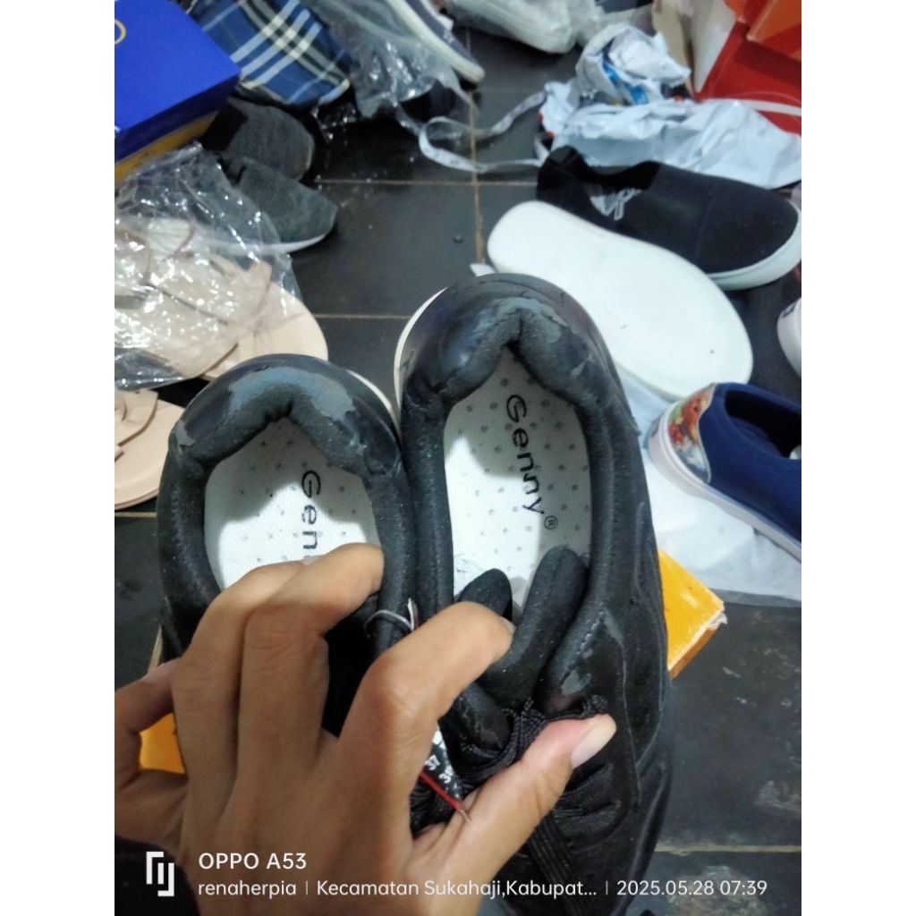 sepatu sneakers genny hitam rijek