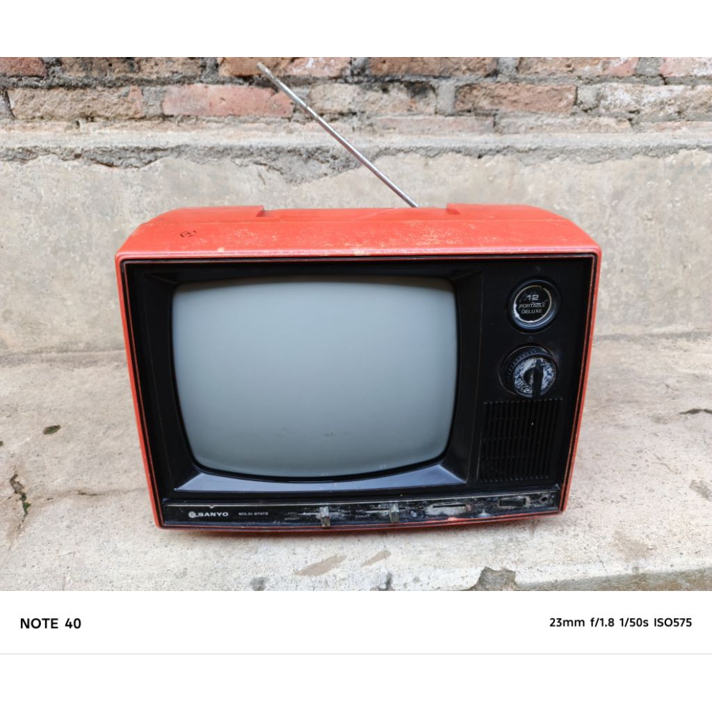 tv sanyo merah jadul antik vintage