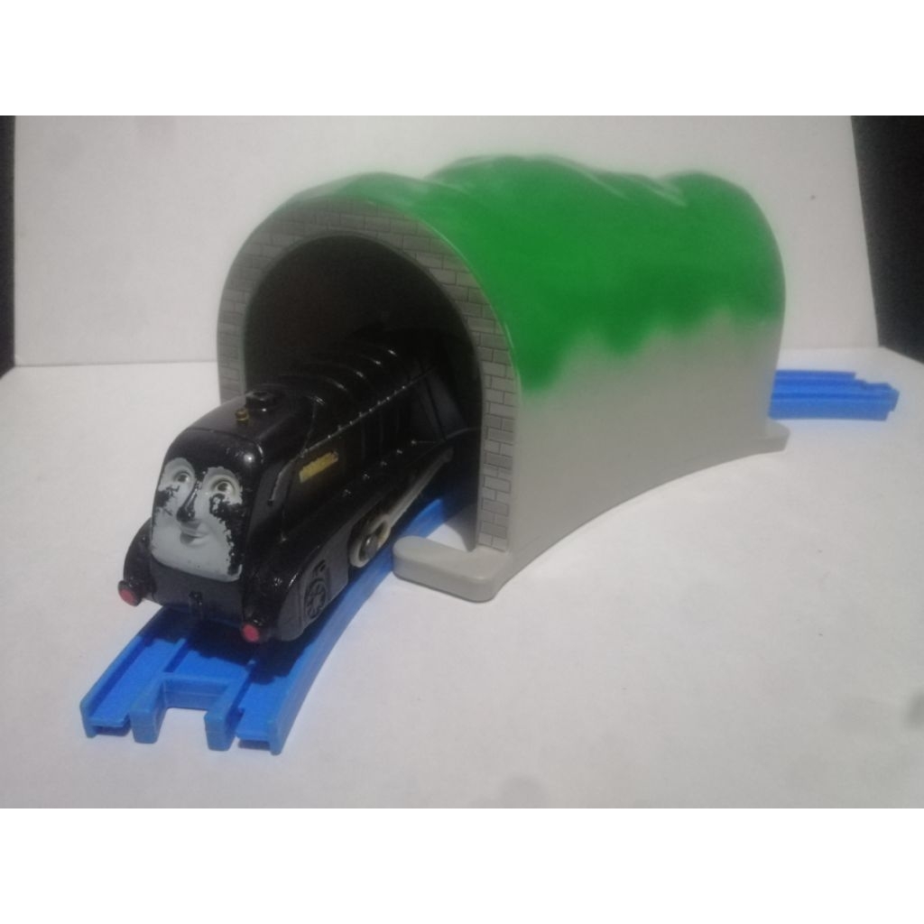 diorama kereta tomy thomas chuggington terowongan belokan include rel ori tomy