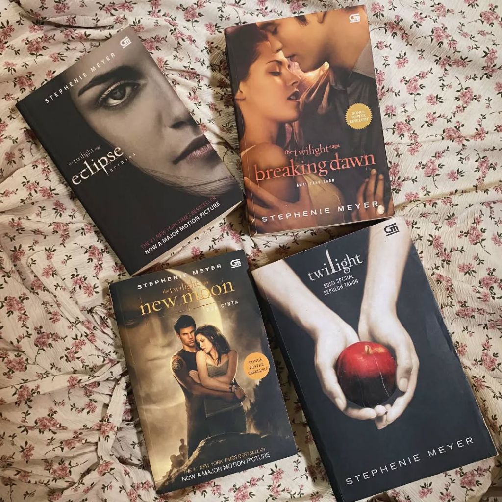 Buku Novel Twilight set, New Moon, Eclipse, Breaking Down, Bahasa Indonesia Cover Film Preloved