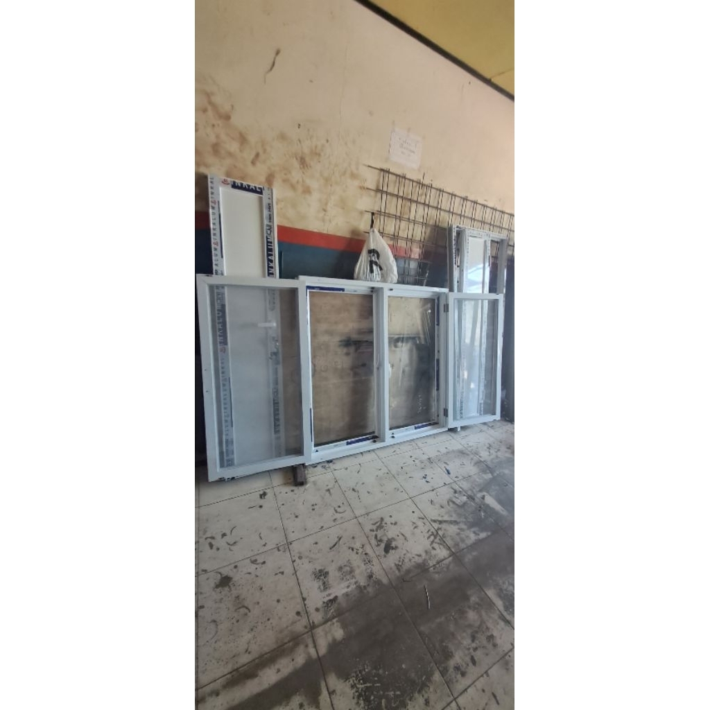 jendela aluminium jungkit dan swing kaca polos