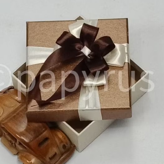 

PAPYRUS Kombinasi 12,5x12,5 Tinggi 5cm Kotak Kado Gift Box V1