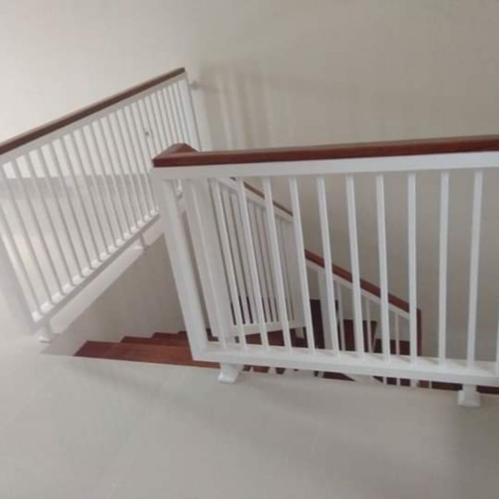 railling tangga rumah pegangan kayu