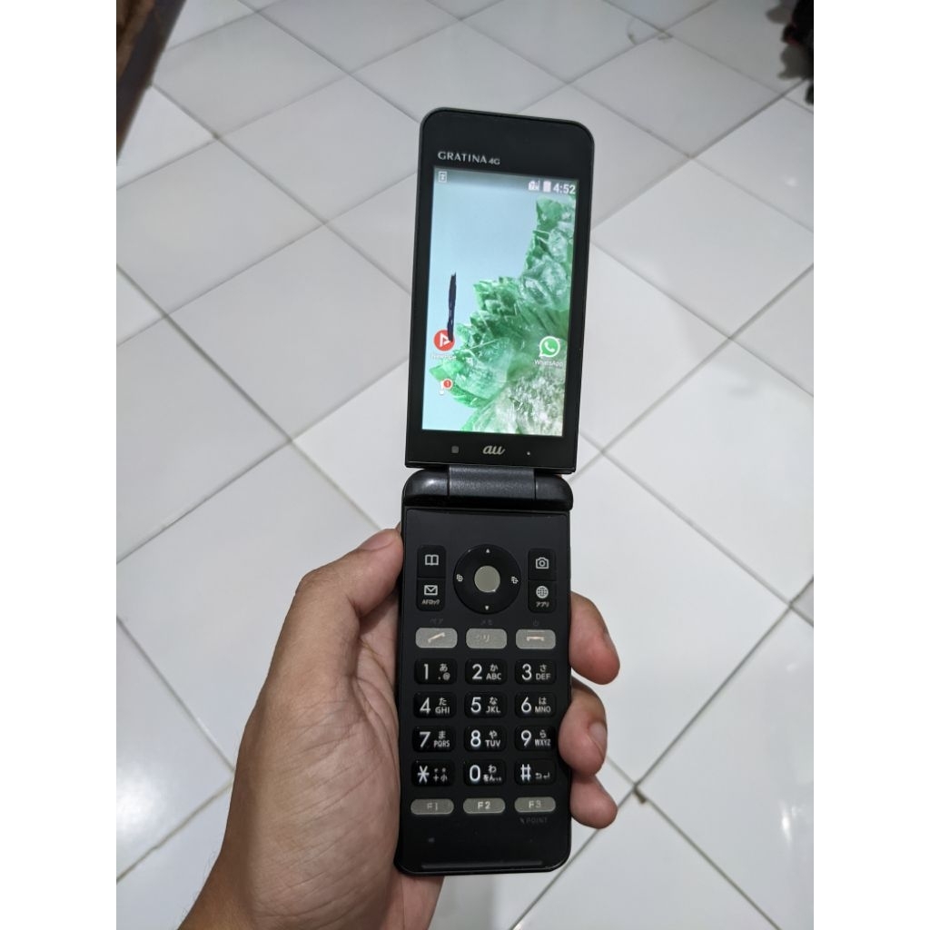 Keitai Flip Phone: Kyocera Gratina 4G (KYF31)