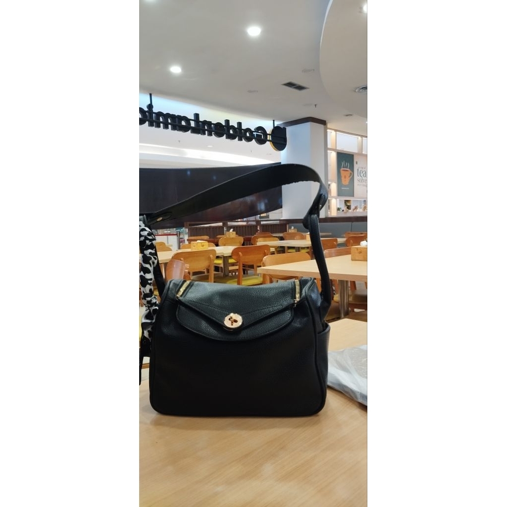 Tas selempang ala lindi hitam