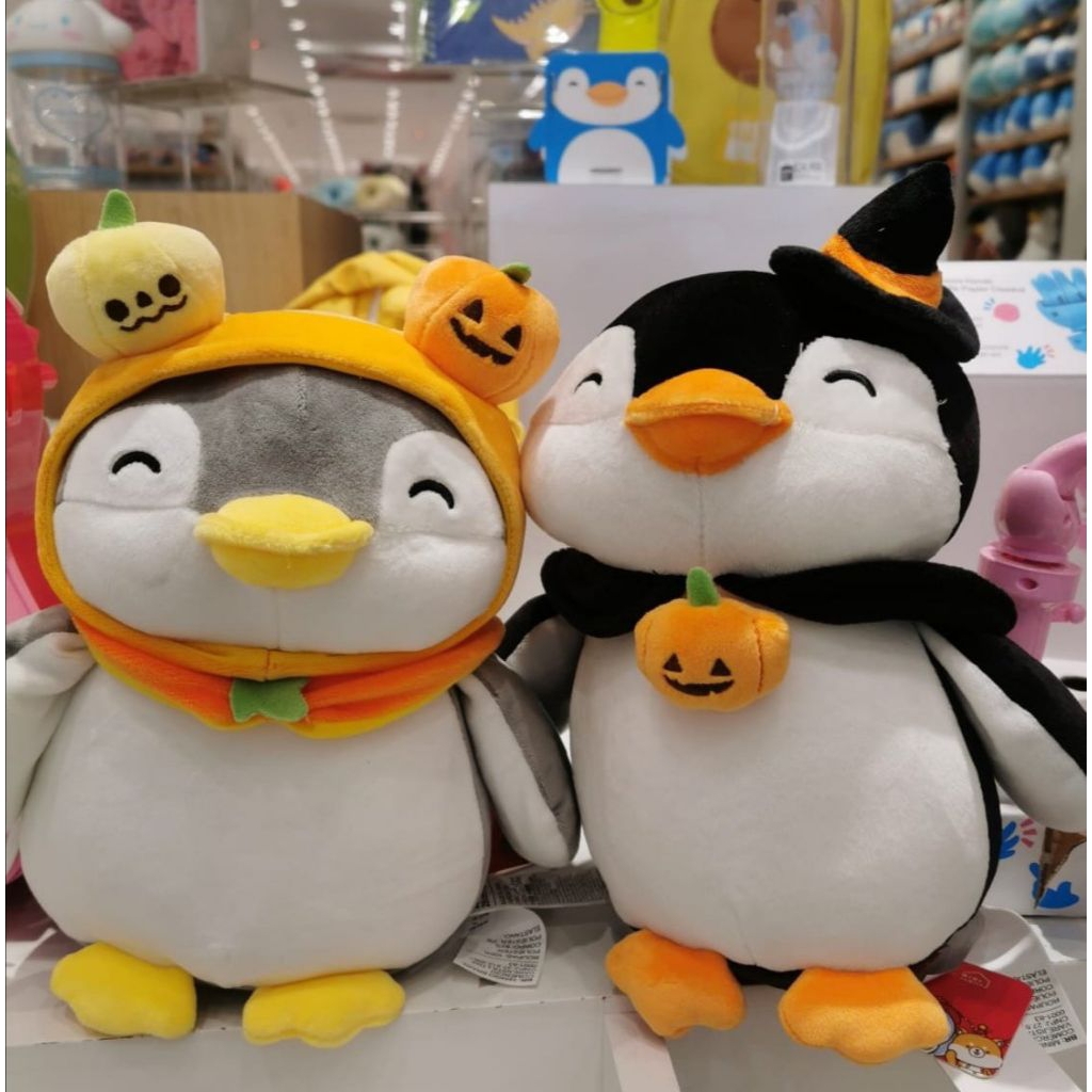 Boneka Pinguin Kostum Halloween Topi Hitam Kalung Labu Original Miniso