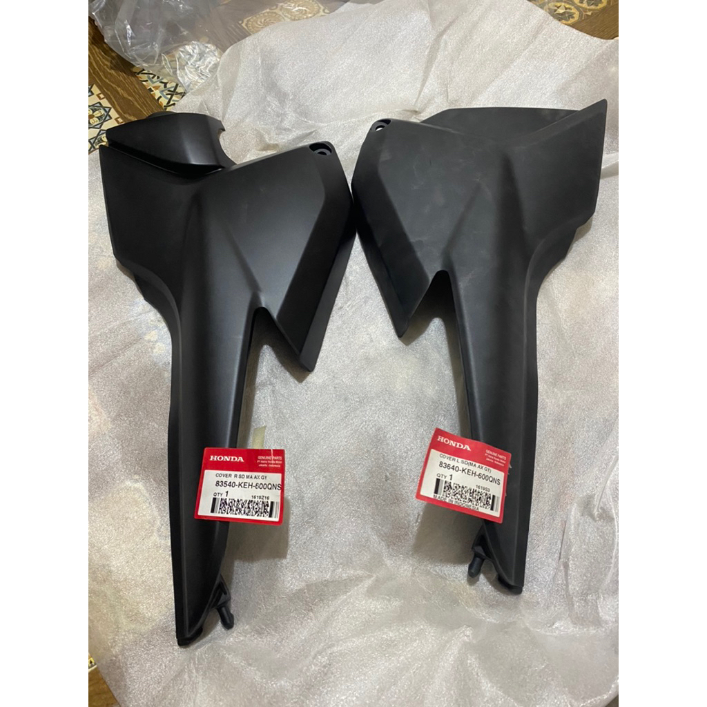 83540 Keh 600QNS Cover Tutup Accu-Aki Megapro Primus Advance Hitam Doff Kanan Original Ahm