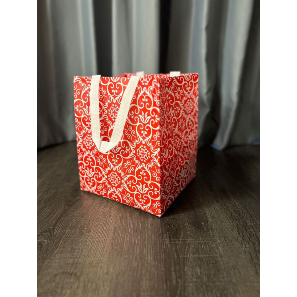 

(1 LUSIN/12 PCS) TAS HAJATAN LAMINASI BATIK 22×22 TINGGI 28 CM / GOODIE BAG / TAS BELANJA / TAS NASI KOTAK