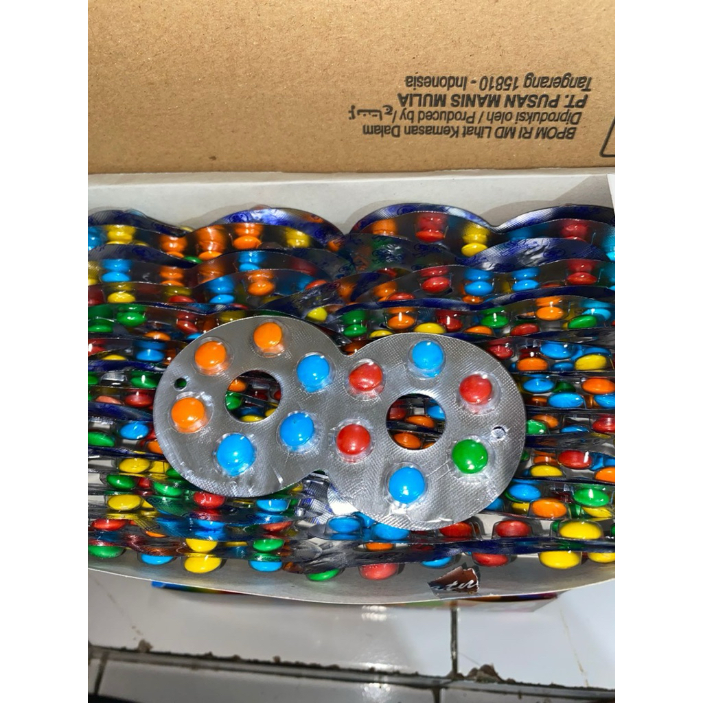 

Pusan eyeglass permen kacamata 1 box isi 40