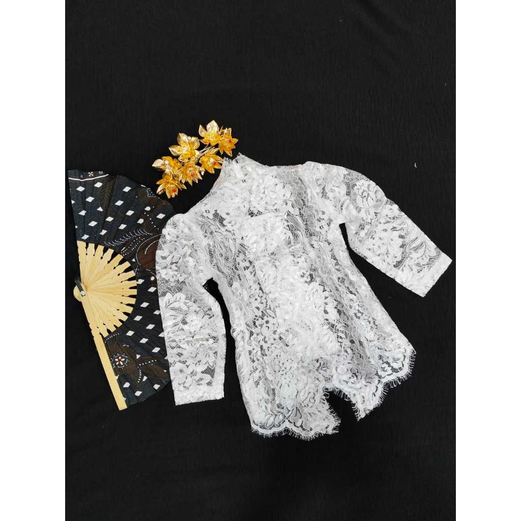 Kebaya Brokat Anak, Putih, Model Kartini, Lengan Lonceng, Bahu Kerut, Adat Bali