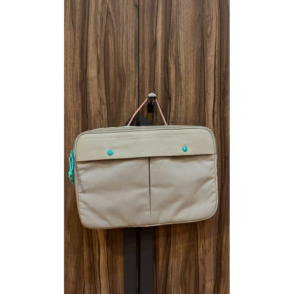 Preloved Sleeve Laptop