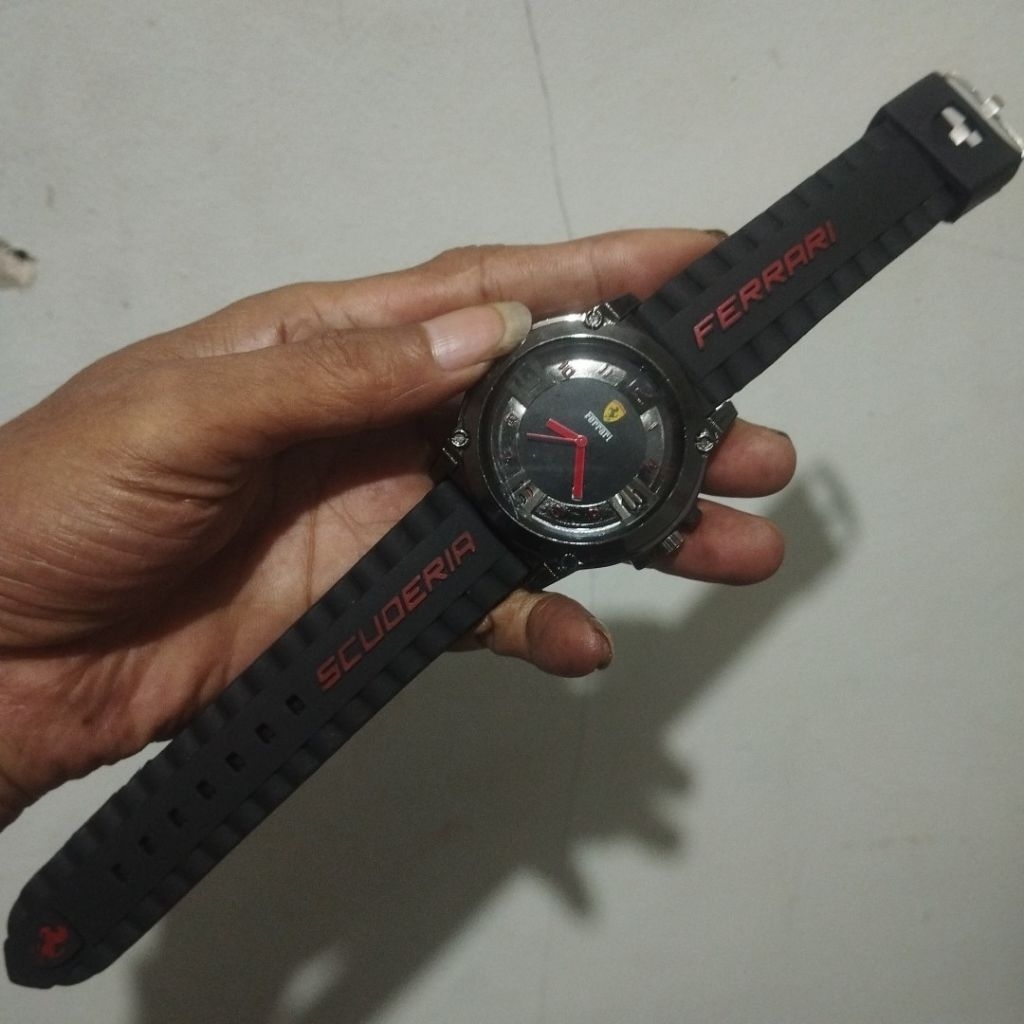 Jam tangan pria Analog Ferrari