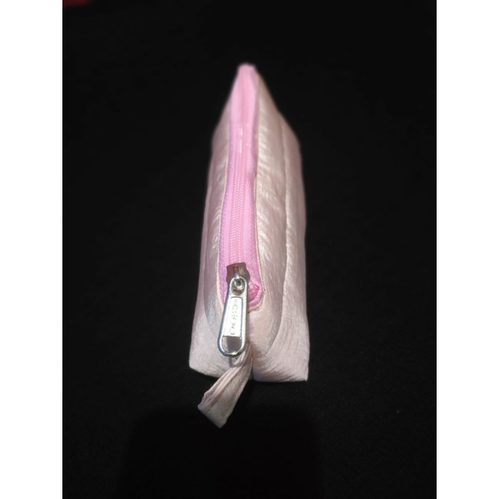 

Tempat Pensil Segitiga Pluffy
