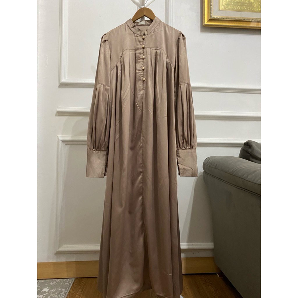 Preloved dress satin