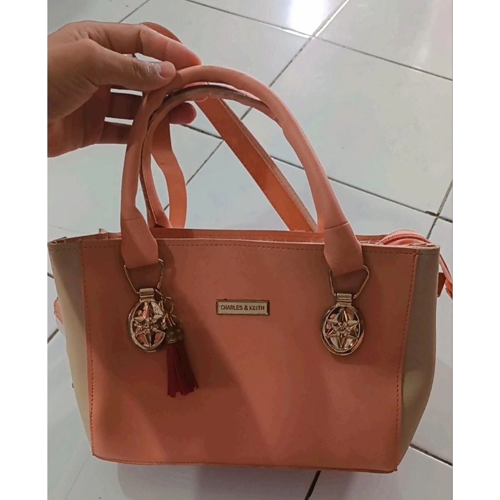 Tas mewah Elegan Wanita pesta kondangan like new merk charles & keith