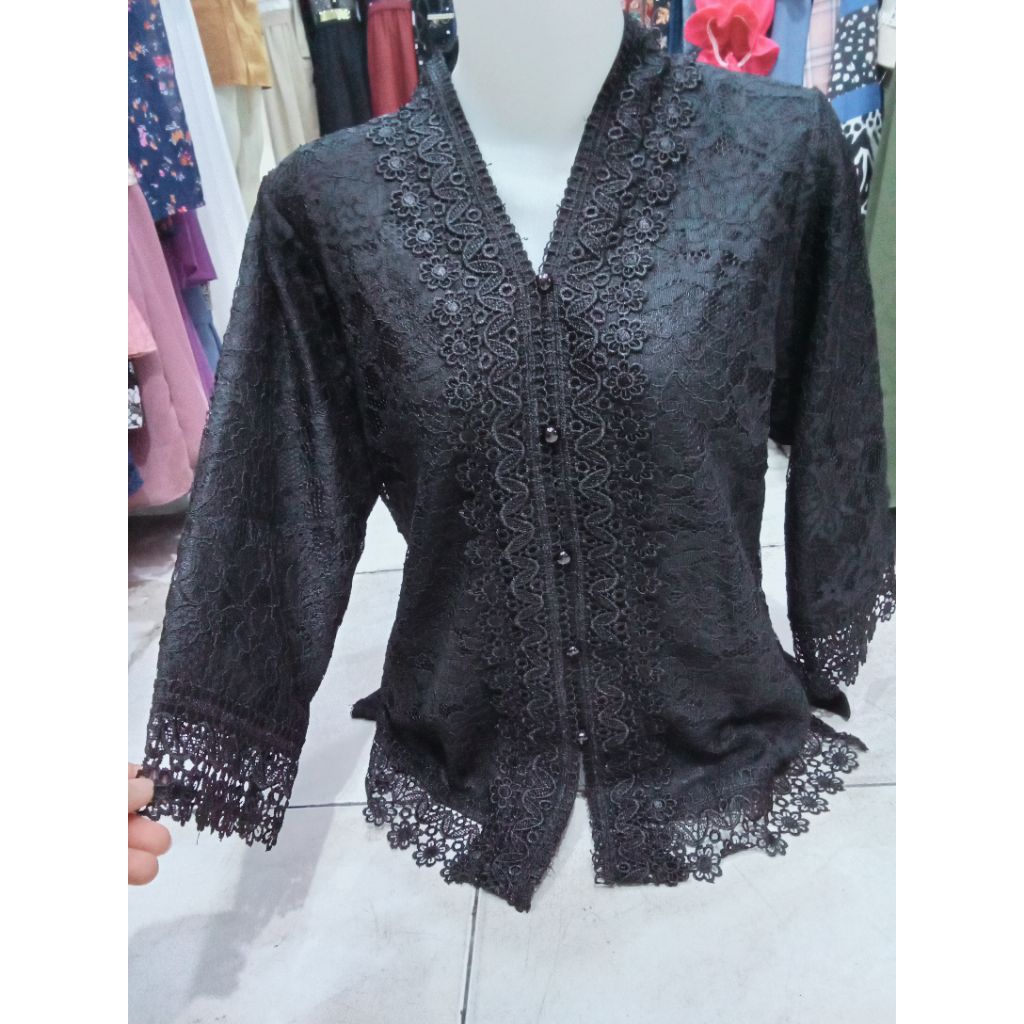 BLOUSE BROKAT BAJU KEBAYA BROKAT WARNA HITAM  KANCING DEPAN SIZE XL XXL  BIG SIZE JUMBO SIZE XXXL XX