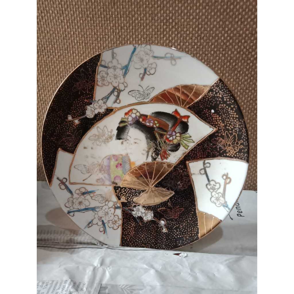 Hiasan Piring Keramik Dengan Moif Unik