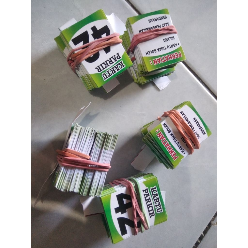 

Kartu Parkir nomor ganda berpasangan 1-50. Bahan kertas Art Paper. warna random Dilapisi plastik laminating