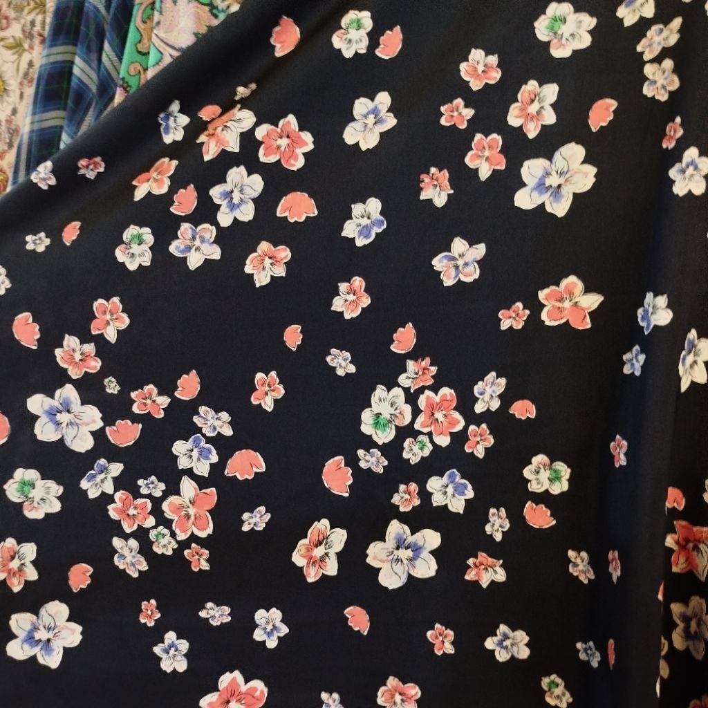 Kain Satin Floral Hitam dengan Sentuhan Warna Cerah - Bahan Satin Printing Motif Bunga Ceria - Dasar