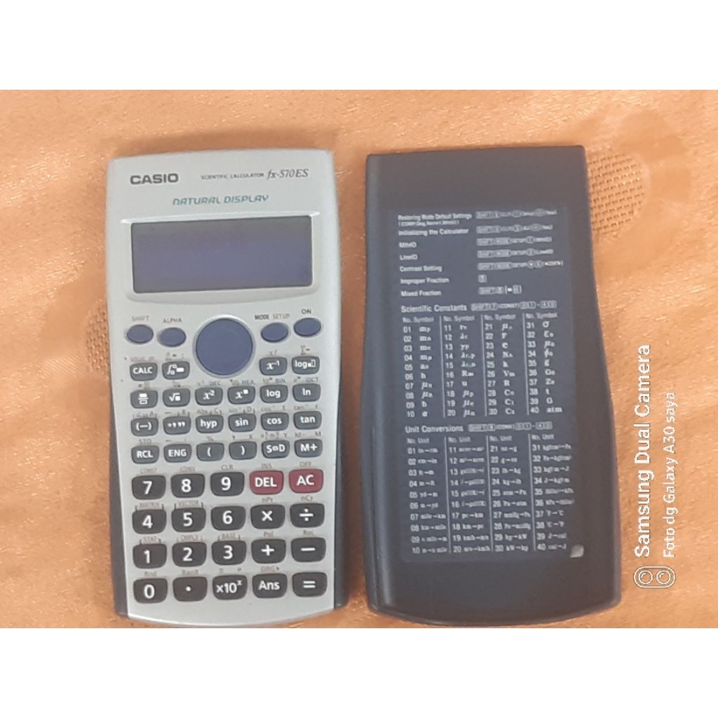 

kalkulator original CASIO SCIENTIFIC CALCULATOR Fx-570es kondisi 2nd masih bagus, normal siap pakai, abaikan gambar terakhir