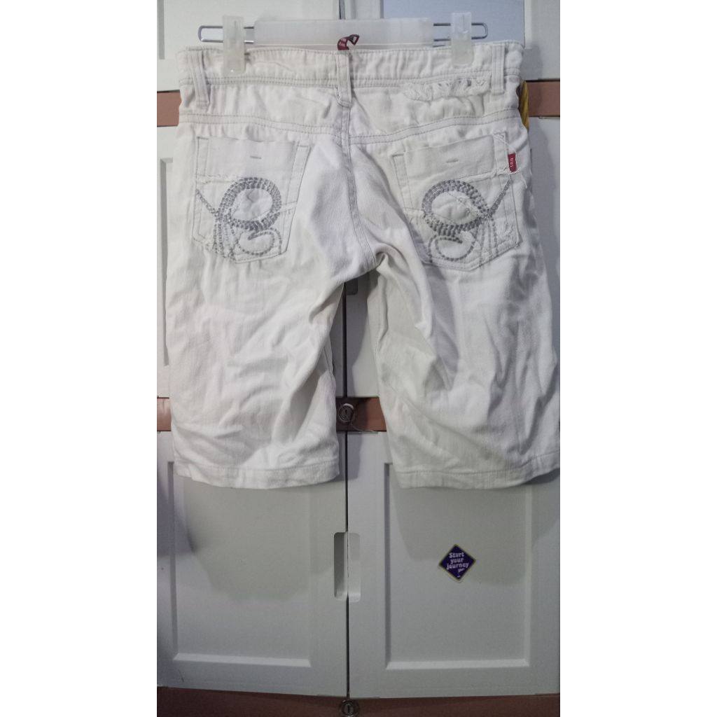Celana jeans pendek  warna putih