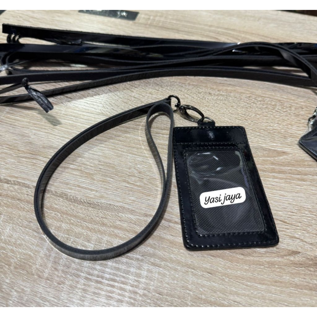 

ID CARD,bahan kulit lack,warna hitam pekat,glossy,ring pengait besi bakar,,