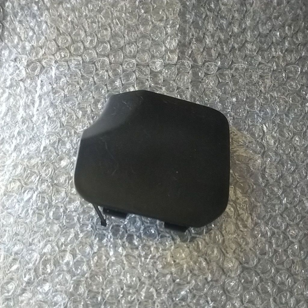 Tutup derek towing bumper depan mobil toyota Inova Zenix 52128-VT060 original