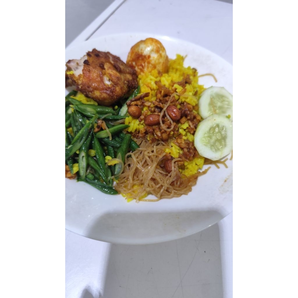 

Nasi kuning / uduk paket ada ayam