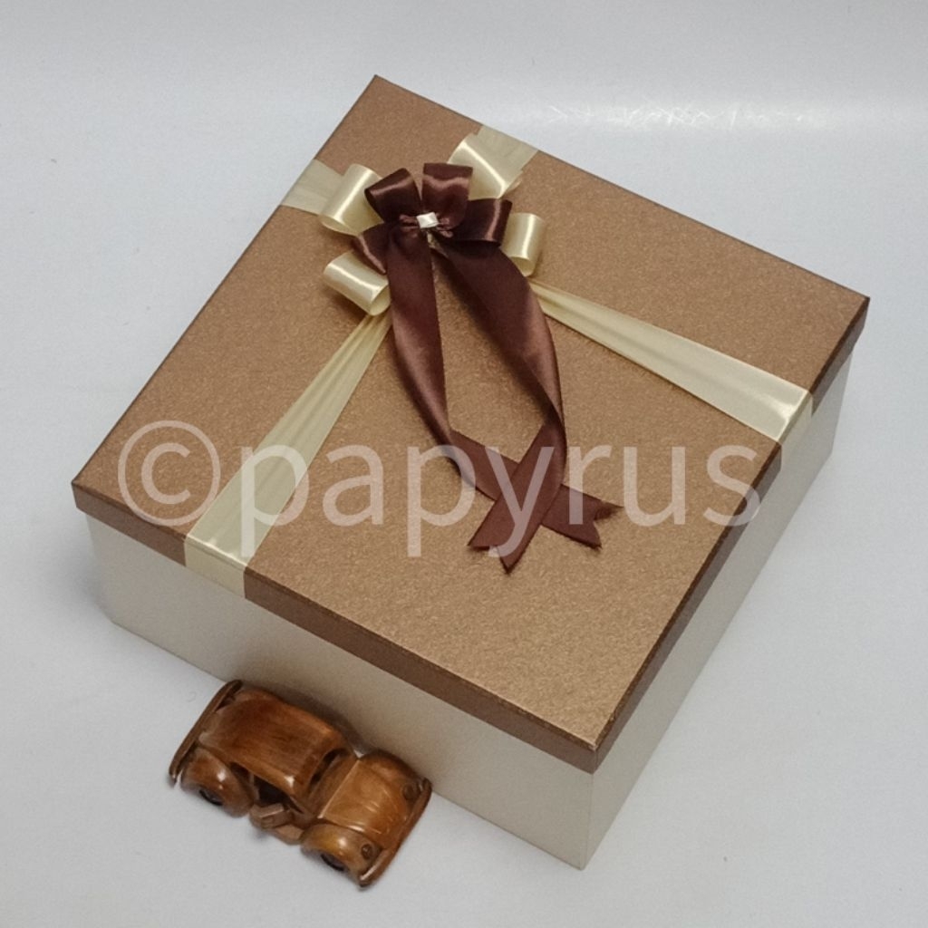 

PAPYRUS Kombinasi 30x30 Tinggi 15cm Kotak Kado Gift Box V1