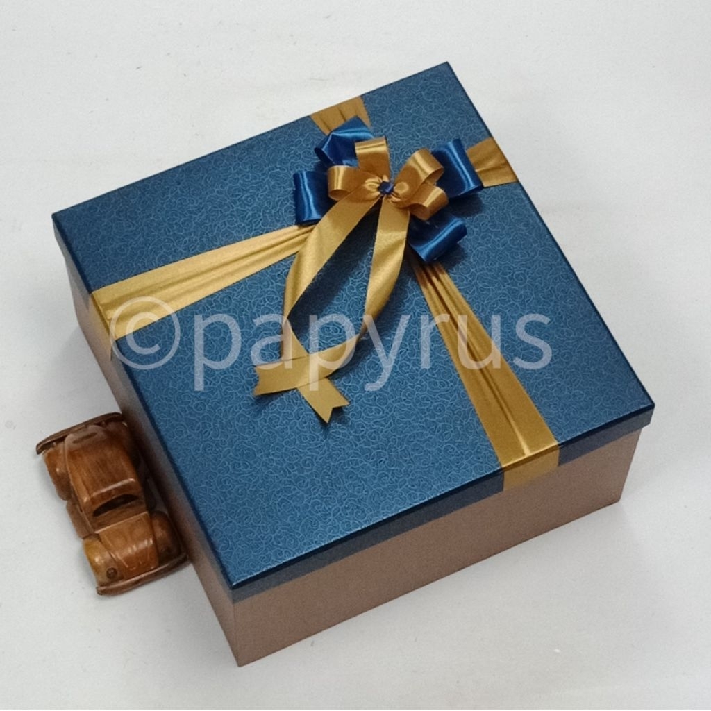 

PAPYRUS 30x30 Tinggi 15cm Kotak Kado Gift Box V3