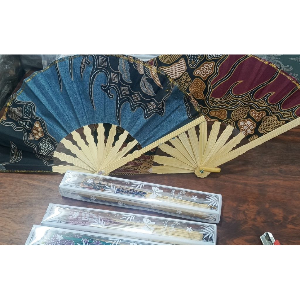 Kipas Batik Sedang Kemasan mika motif.