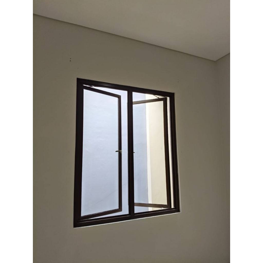 Jendela Swing 2 daun kaca polos 5mm kusen Aluminium warna hitam