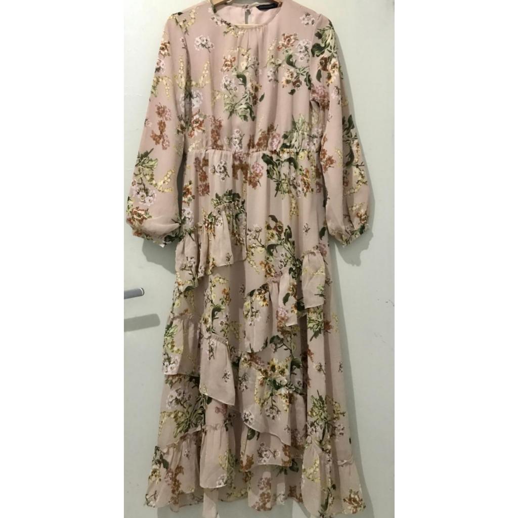 Gamis Renda Bermotif Bunga-Warna Nude Merek THE EXCECUTIVE