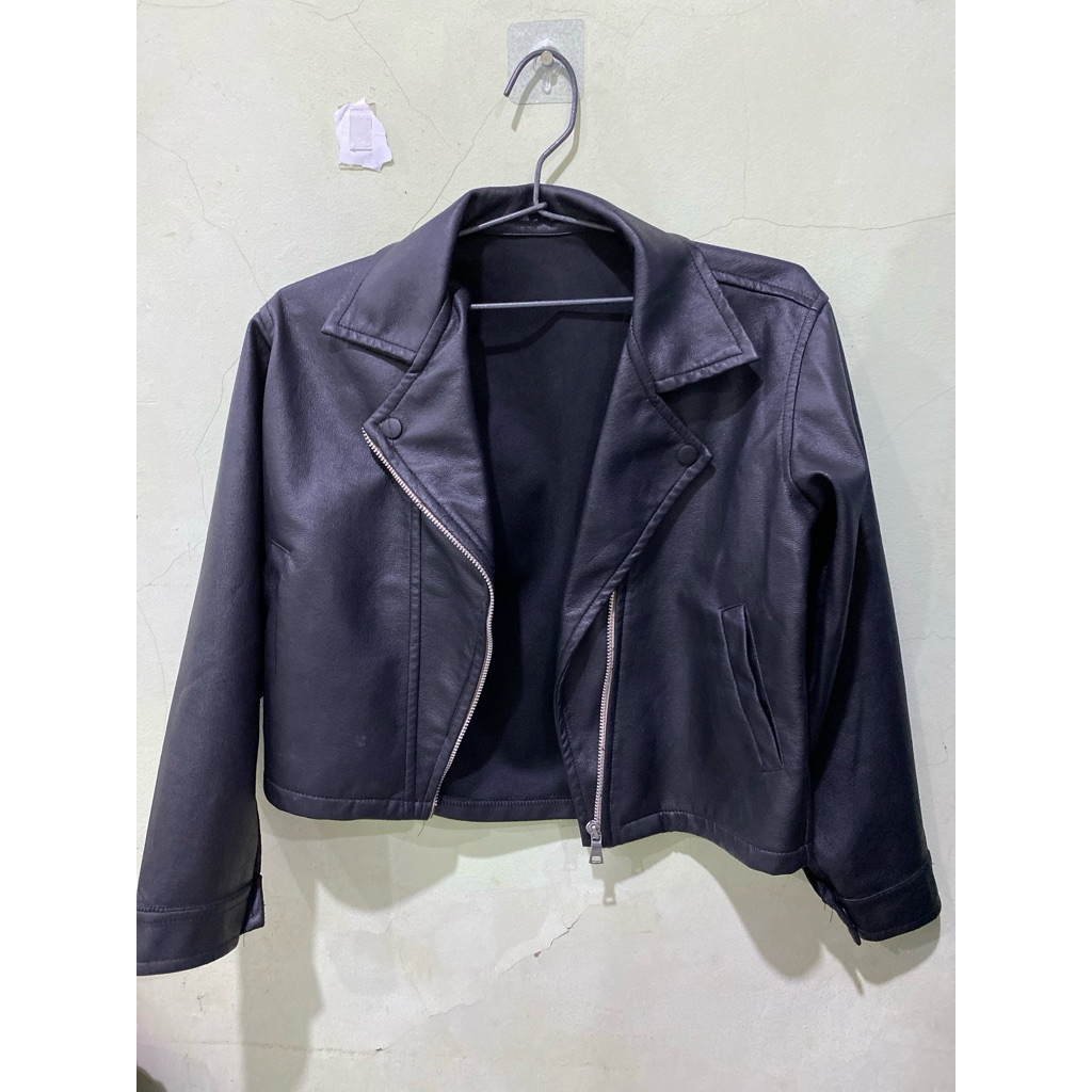 Jeket kulit crop wanita