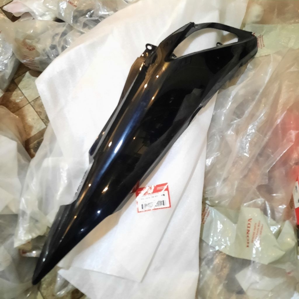 64410 KTM 850 COVER BODY BELAKANG SUPRA X125 BATMAN HITAM KANAN ORIGINAL AHM