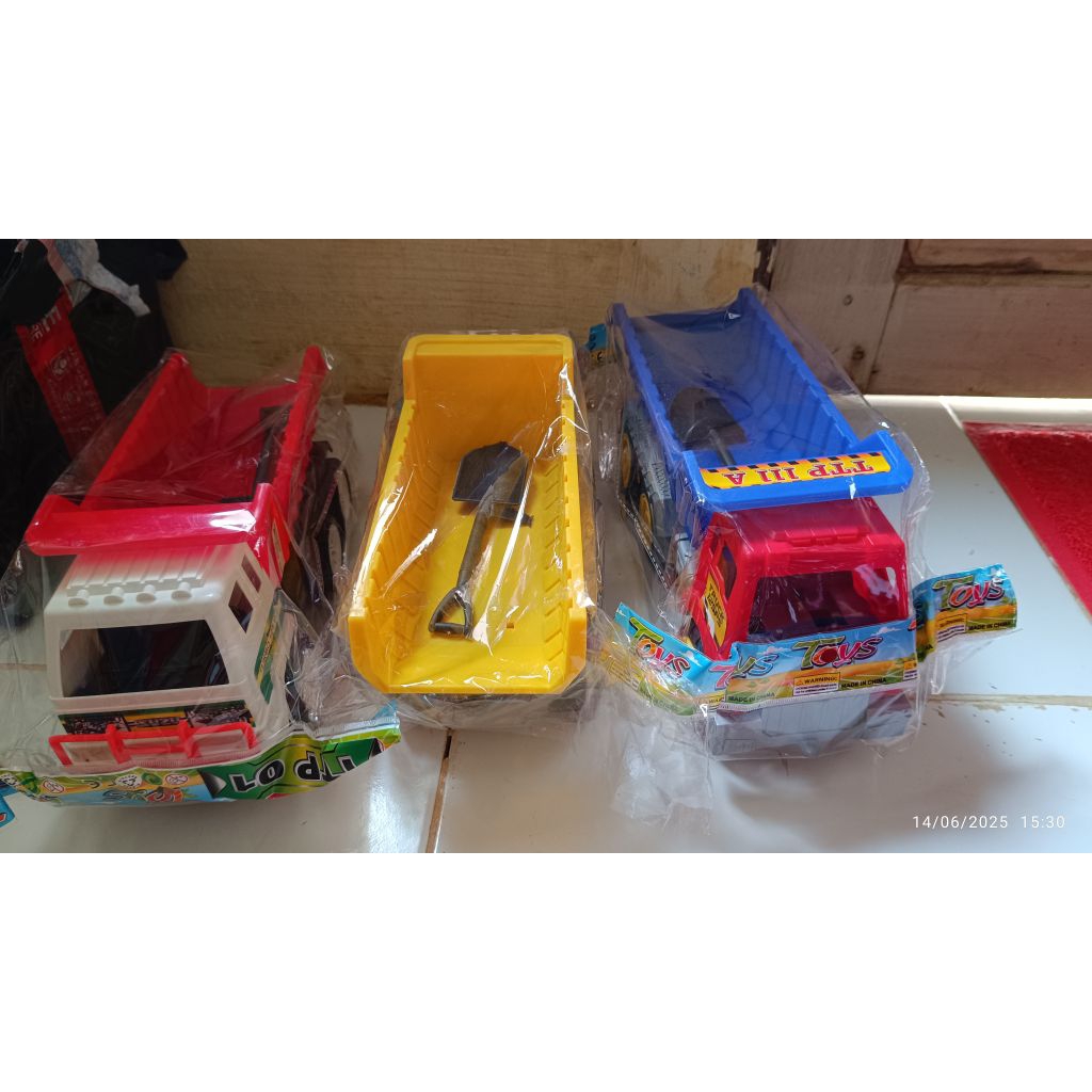 mainan mobil truk anak dan sekrup kecil