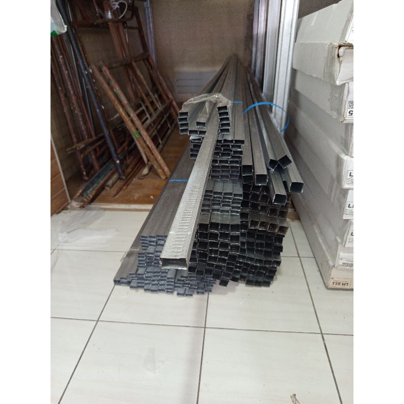 Holo Rangka pemasangan plafon ukuran 2 x 4 cm