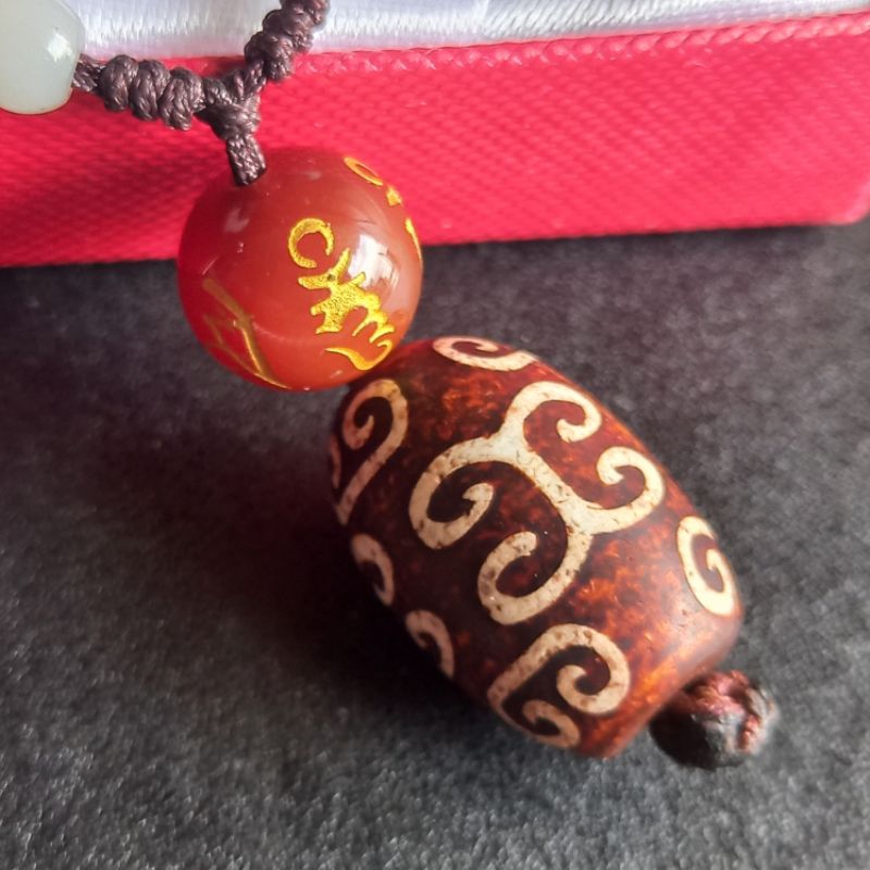 kalung tibet dzi ommanipadmehum corak budaya tibet