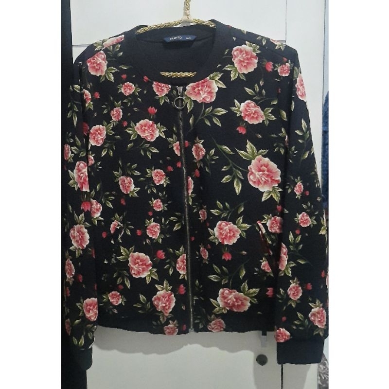 Preloved - Jaket hitam motif bunga wanita Filanto
