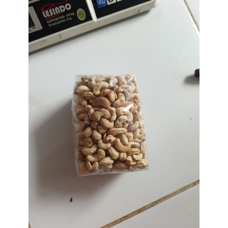 

kacang Mede utuh mentah 500 gram