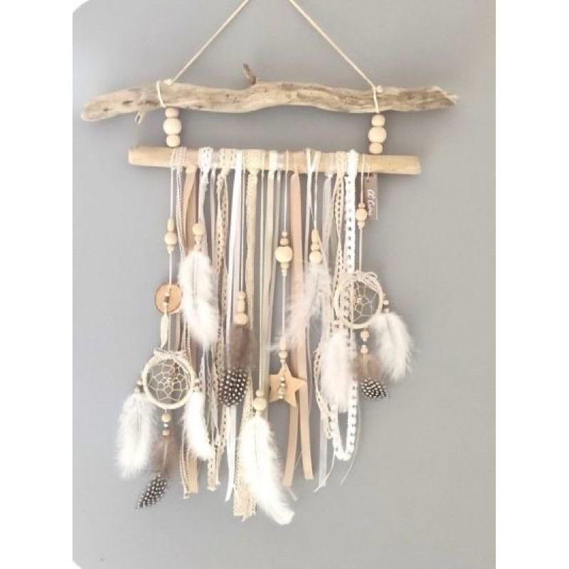 Dreamcatcher Handmade Rustic dengan Ranting Kayu & Hiasan Bulu – Dekorasi Boho Unik