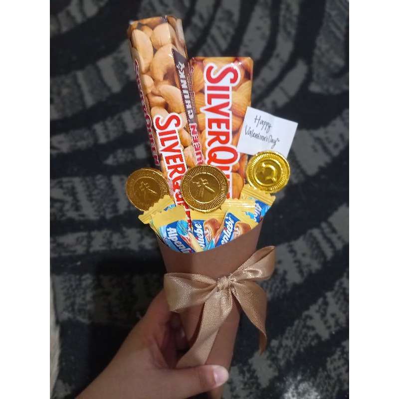 

Buket Cone Coklat Silverqueen Hadiah Valentine Ulang Tahun Hari Guru Hari Ibu Bandung | Cherries Paradise