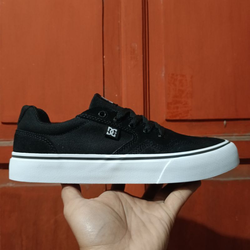 DC Shoes Rowlan sneakers sepatu original diskon