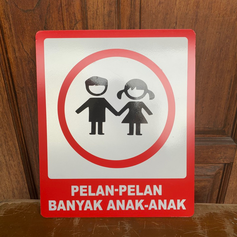 

Rambu Pelan Pelan Banyak Anak Anak
