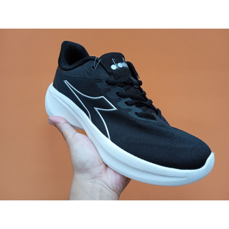 Diadora Makis Black White