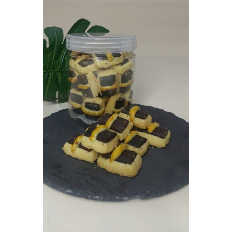 

COOKIESIN - CHOCO STIC KUE LEBARAN COKELAT KUKIS PREMIUM | KUKER COKELAT STIK HAMPERS LEBARAN 600ml/400gr